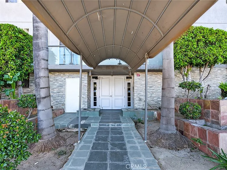 4441 Woodman Ave #111 — Photo 2