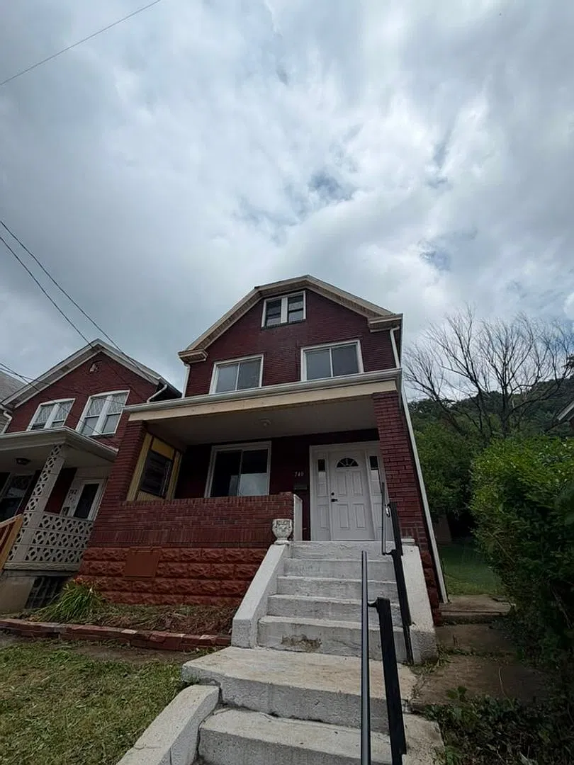 5 bed, 1600 sqft, $1,889 — Photo 1