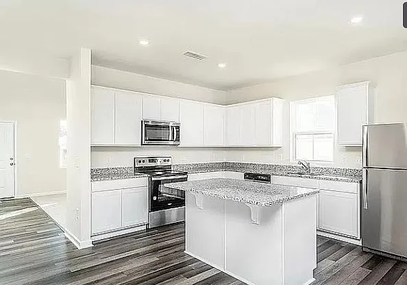 5 bed, 2635 sqft, $2,550 — Photo 2