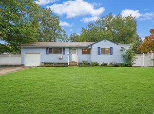 10 Amfer Ct, Bay Shore, NY 11706