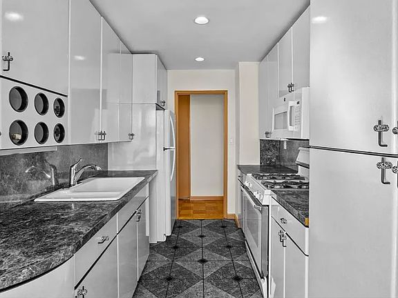 5th image of 50 Brighton 1st Rd APT 6K