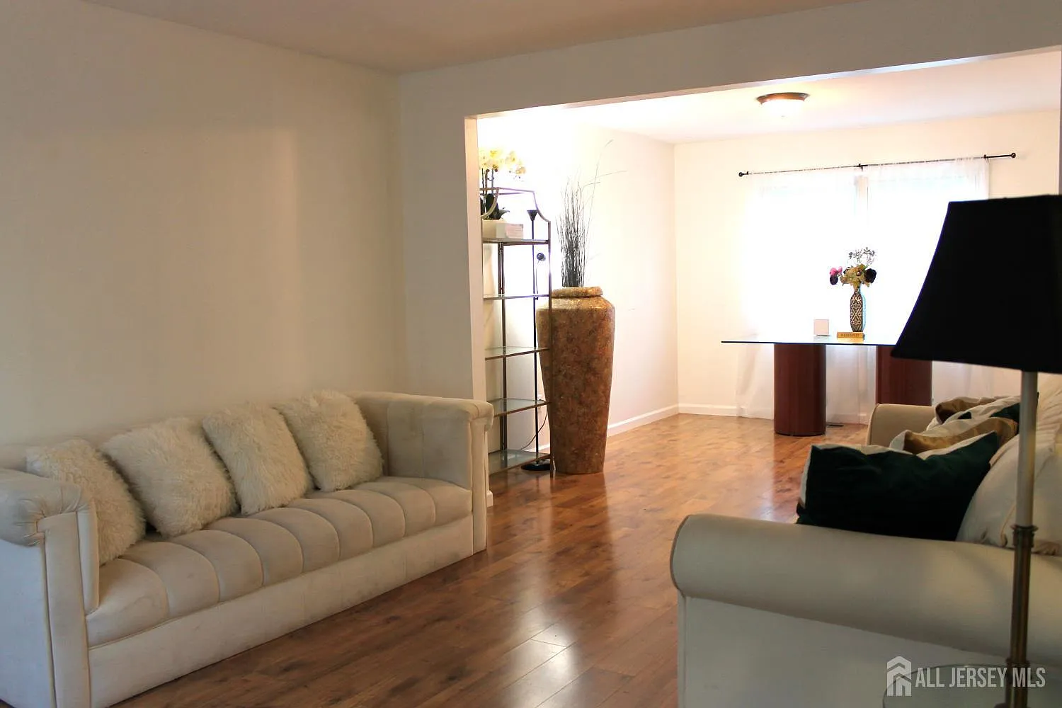 4 bed, 2.5 bath, 1936 sqft, $4,500 — Photo 2