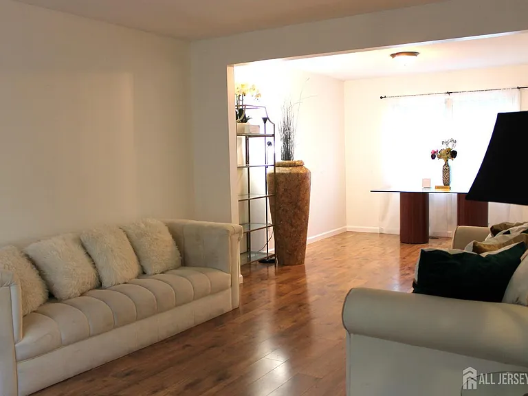 39 Independence Ct — Photo 2