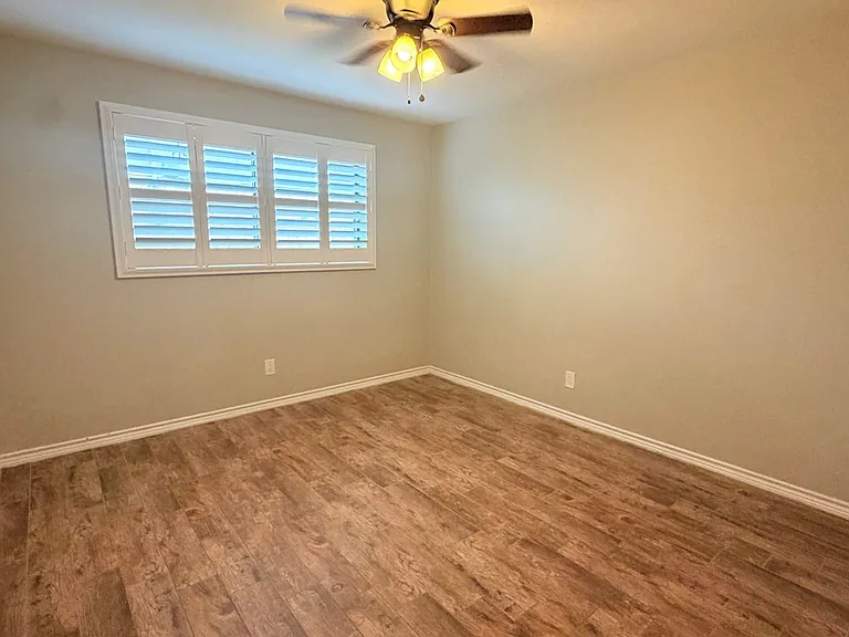 8814 Holiday Dr — Photo 15