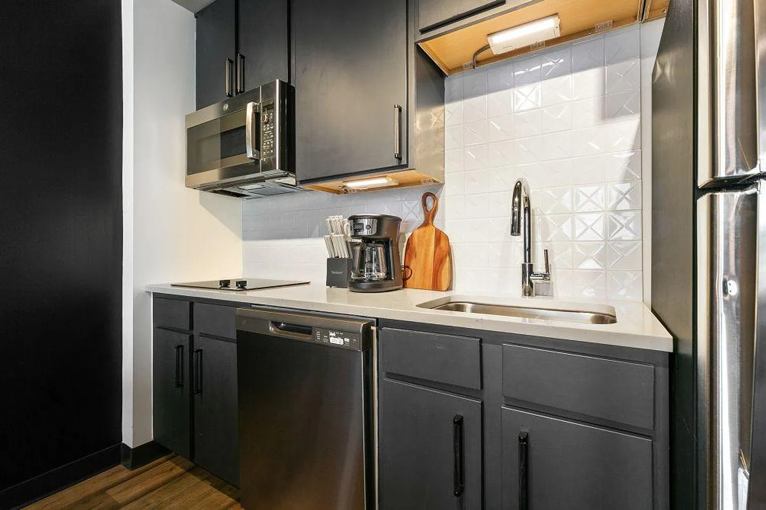 2 bed, 1.0 bath, 904 sqft, $9,184 — Photo 3