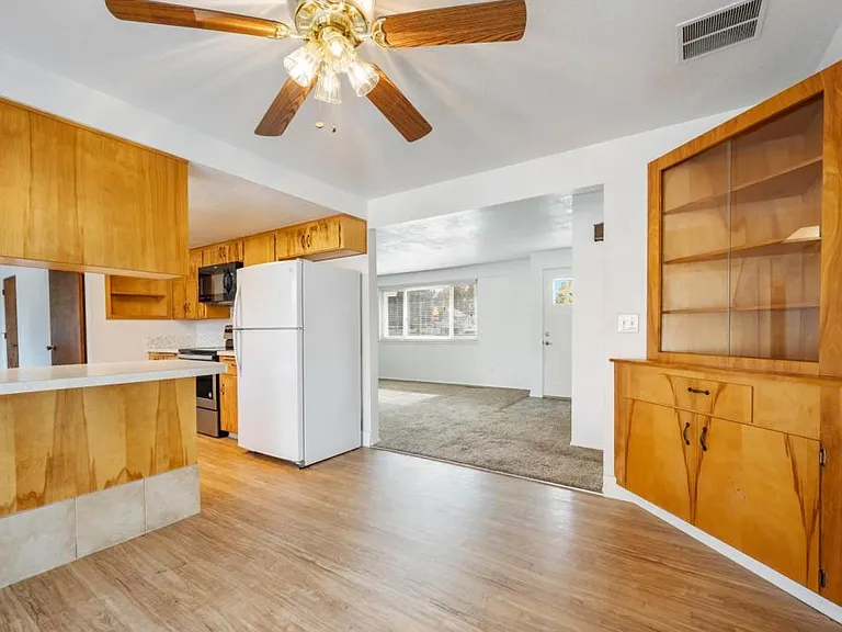 688 W State St — Photo 10
