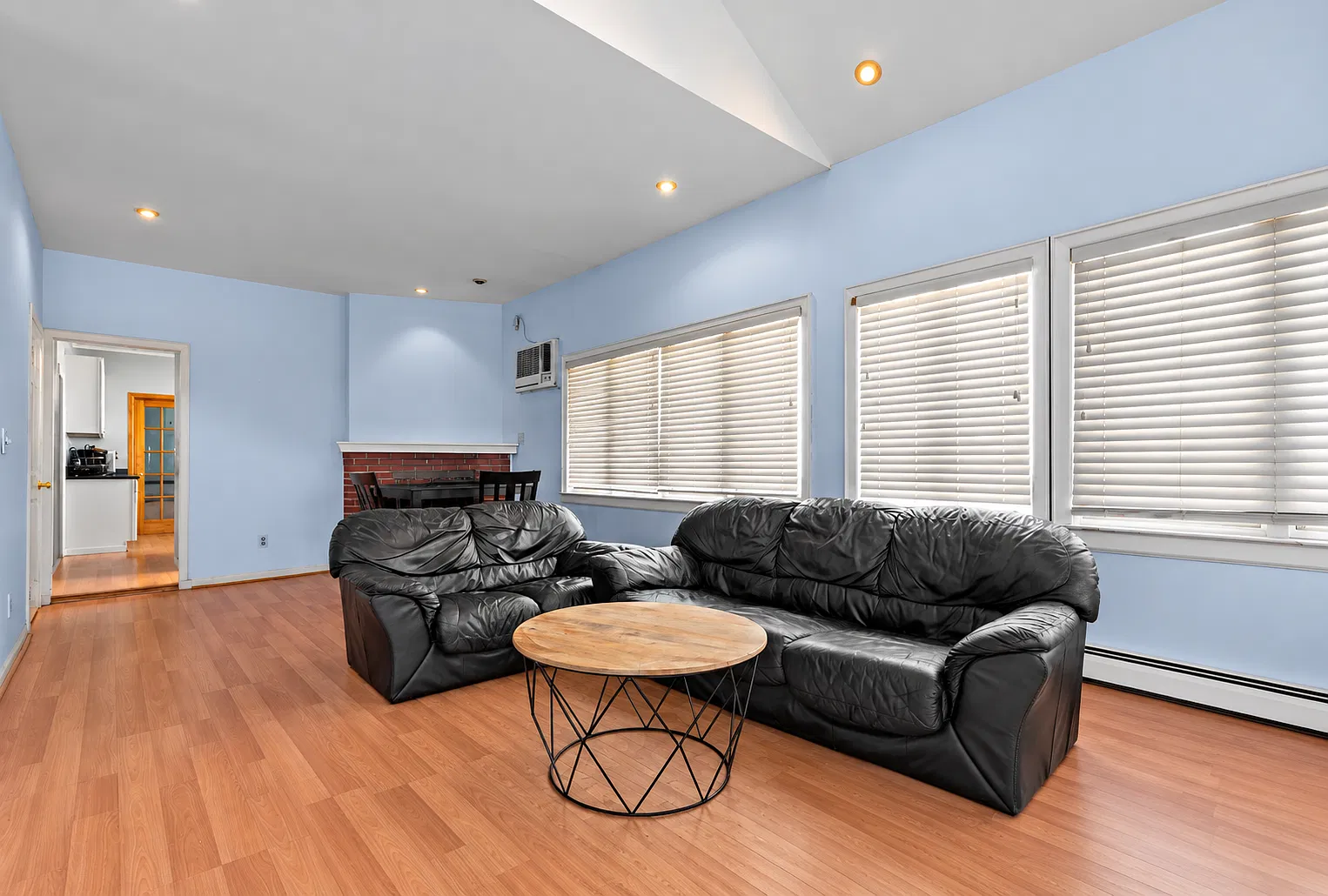 2 bed, 880 sqft, $3,750 — Photo 2