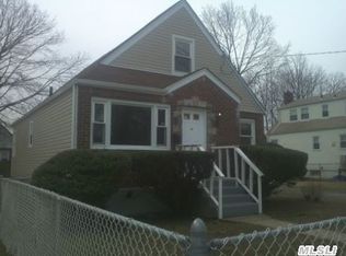 34 Bernhard St, Hempstead, NY 11550