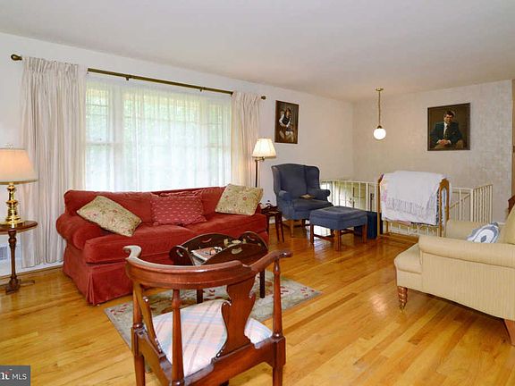 3rd image of 2441 Carey Ln
