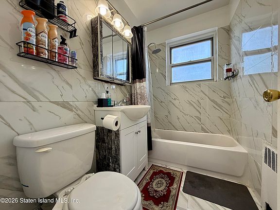 3rd image of 565 Castleton Ave APT 2B