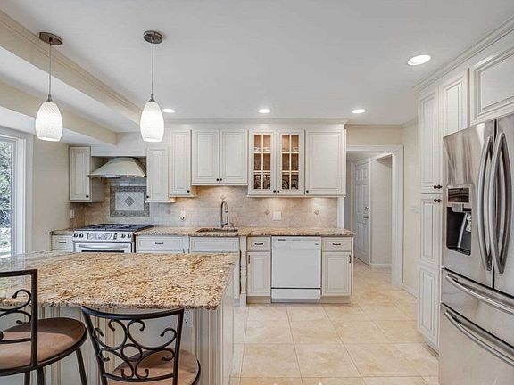 2nd image of 7 Parsons Dr