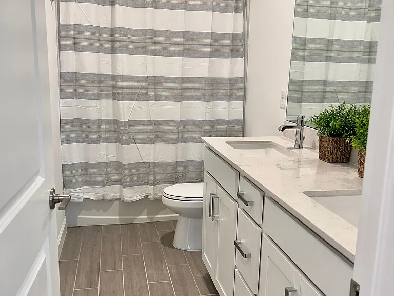 UPSTAIRS BATHROOM
