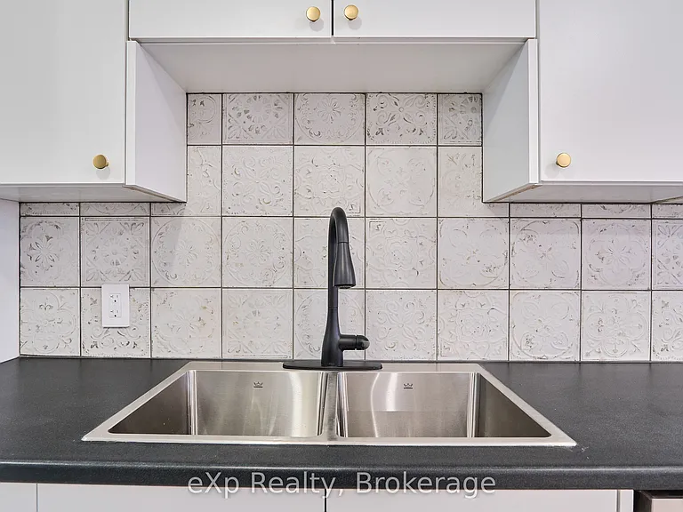 111 Riverside Dr N — Photo 39