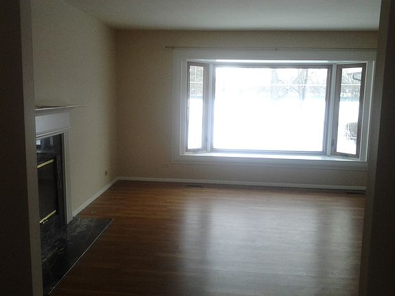4th image of 214 S Deerpath Dr