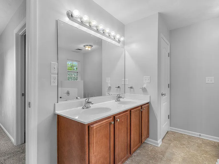 430 Woodford St — Photo 9