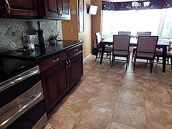 5th image of 702 S Chateau Dr