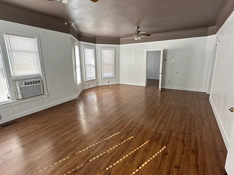 315 N Locke Ave — Photo 3