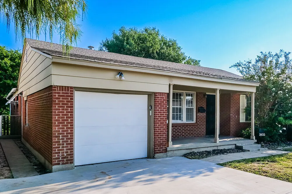 3 bed, 1.5 bath, 1393 sqft, $1,335 — Photo 3