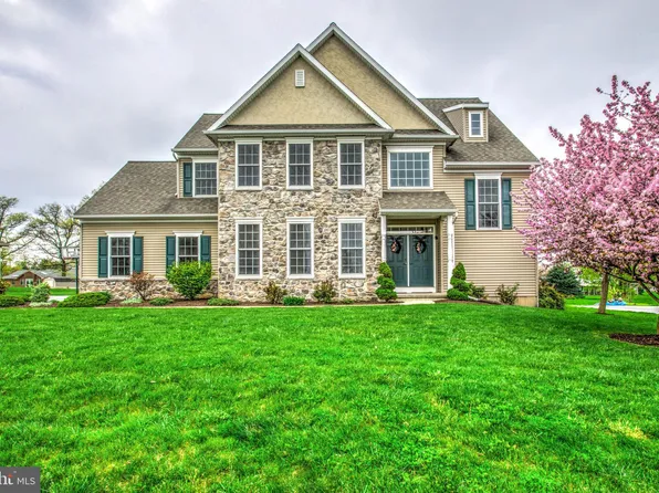 135 Snapdragon Dr, Leola, PA 17540