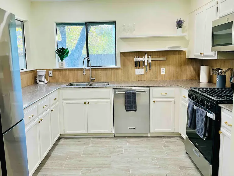 1704 Foxfire Dr — Photo 2
