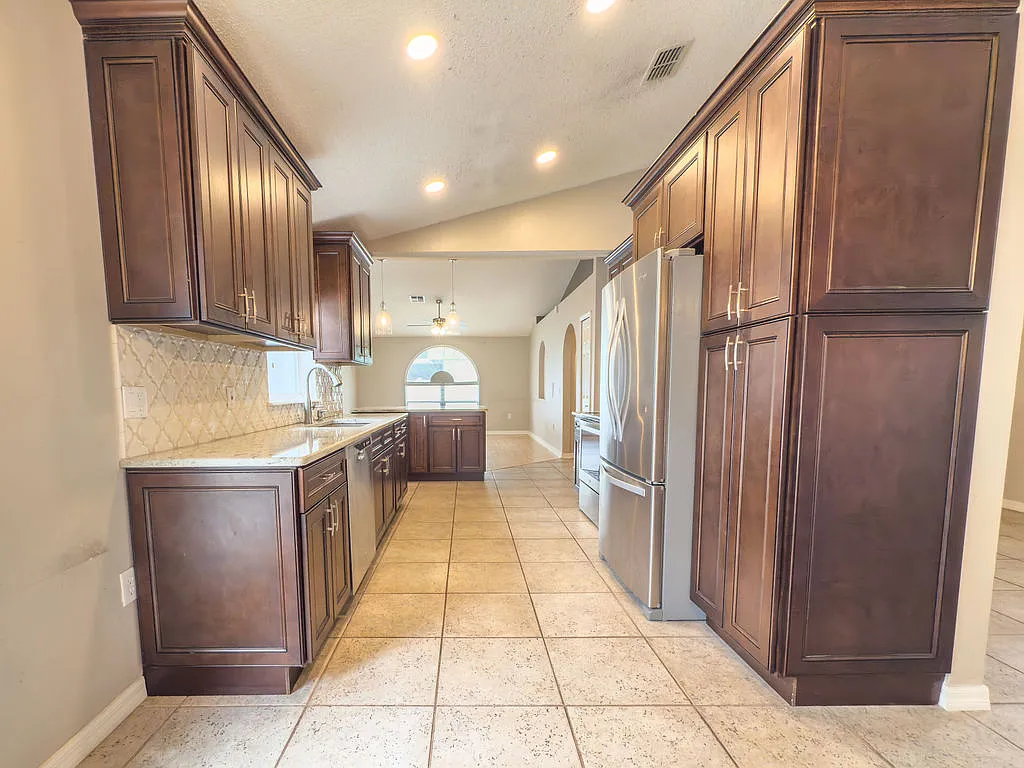 4 bed, 1888 sqft, $2,700 — Photo 3