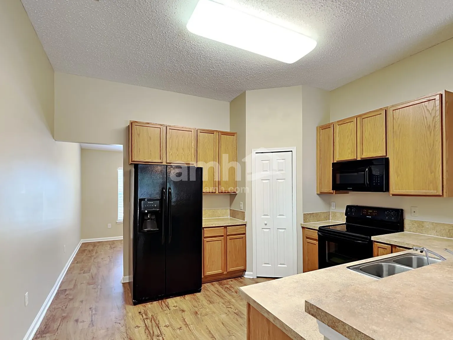 3 bed, 2.0 bath, 1608 sqft, $1,830 — Photo 3