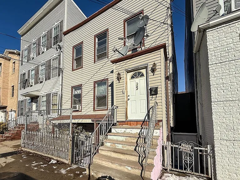 164 Griffith St #2 — Photo 14
