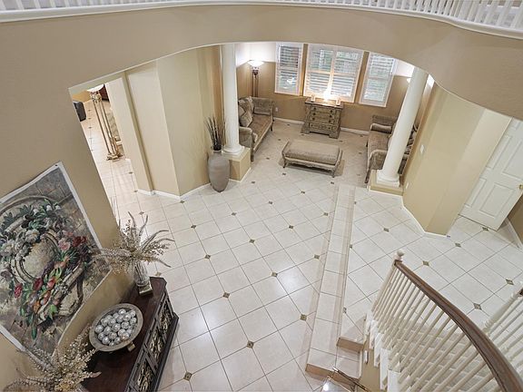 5th image of 935 Shortland Cir