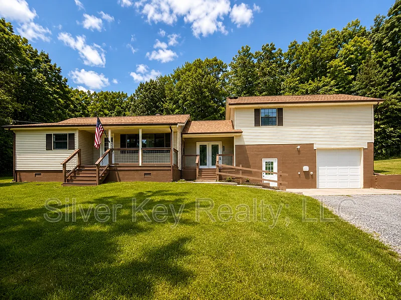 3 bed, 2.0 bath, 1800 sqft, $1,895 — Photo 1