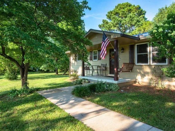 934 Stamper Dr, Burns, TN 37029