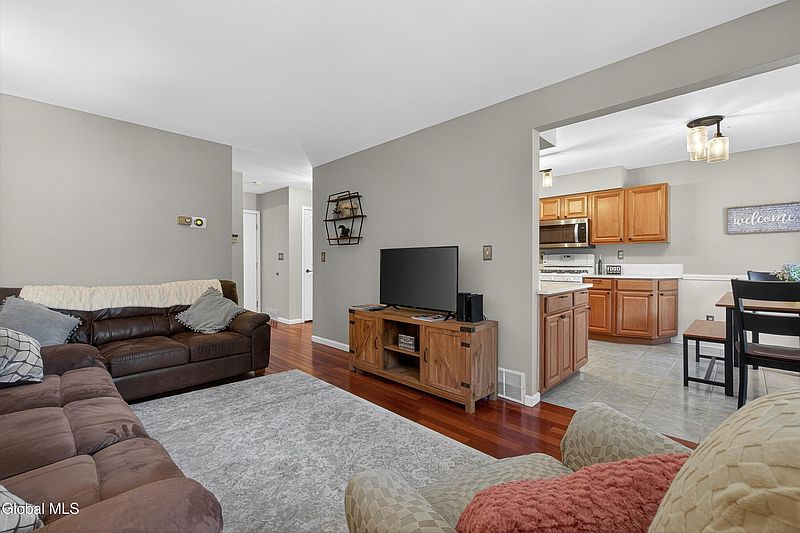 5th image of 412 Antler Court
