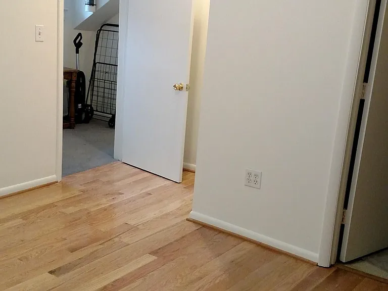 Entrance to bedroom from hallway.