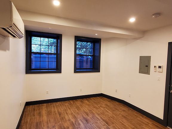 2nd image of 534 Jackson Ave #B