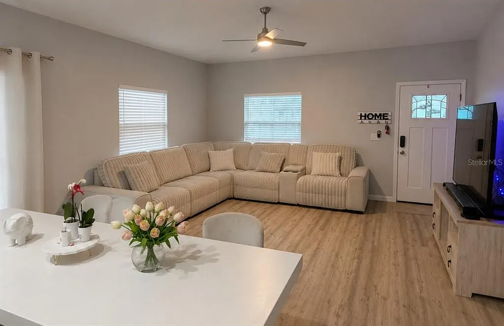 3 bed, 2.0 bath, 1394 sqft, $2,700 — Photo 2