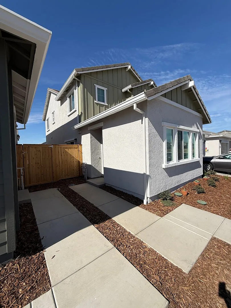 Private Suite - Room For Rent Brand New Roseville - All Utilities Included — Photo 2