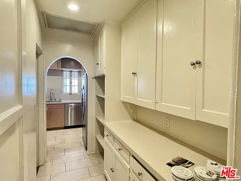 203 N Doheny Dr — Photo 9