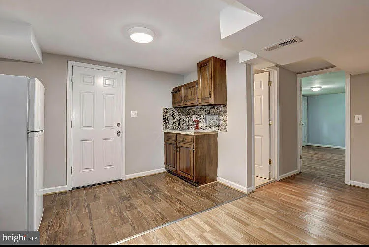 323 Bradley Ave — Photo 3