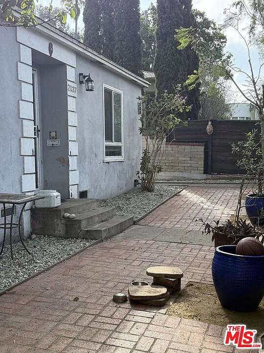 2 bed, 1.5 bath, 900 sqft, $3,590 — Photo 2