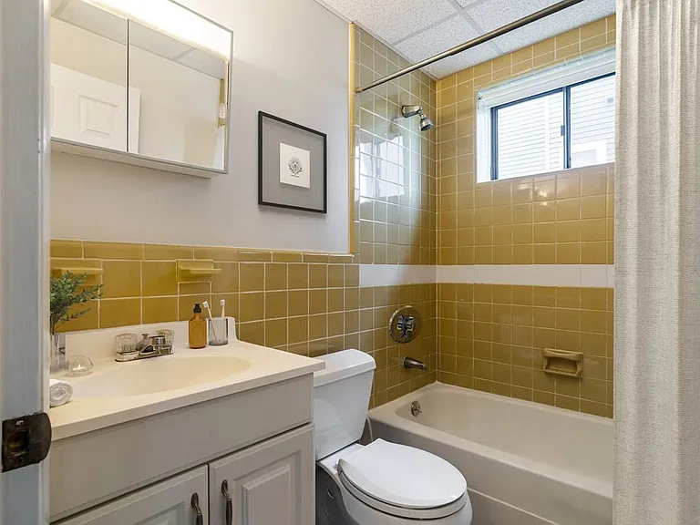 33 Middle St #4 — Photo 4