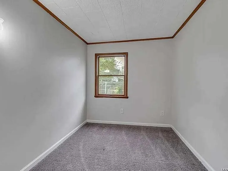 216 Rhode Is — Photo 3
