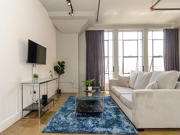 3rd image of 819 Santee St #701