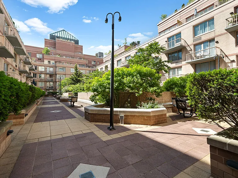 350 W 50th St #2B — Photo 14