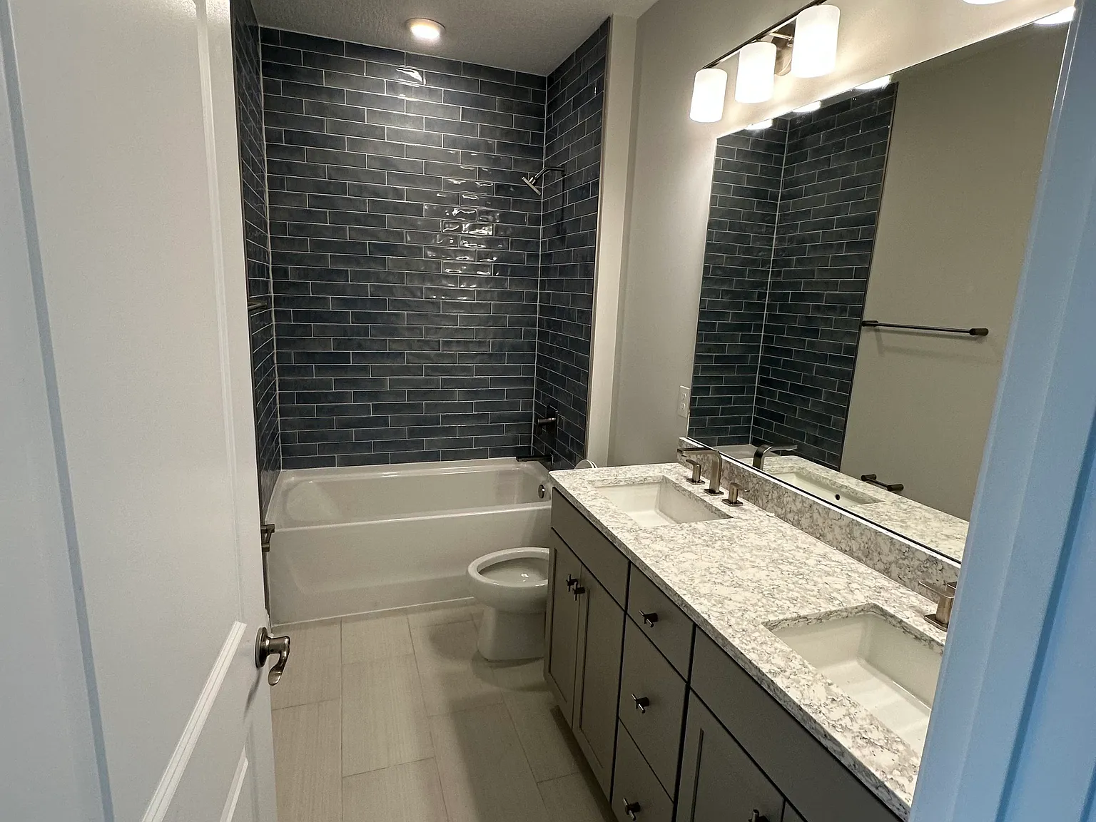 3 bed, 2300 sqft, $3,775 — Photo 4
