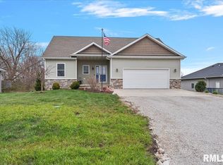 204 Hillcrest Dr, Mechanicsburg, IL 62545