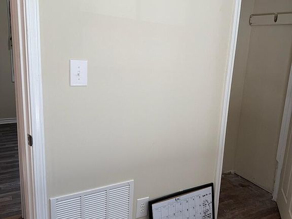 5th image of 406 Curtis St