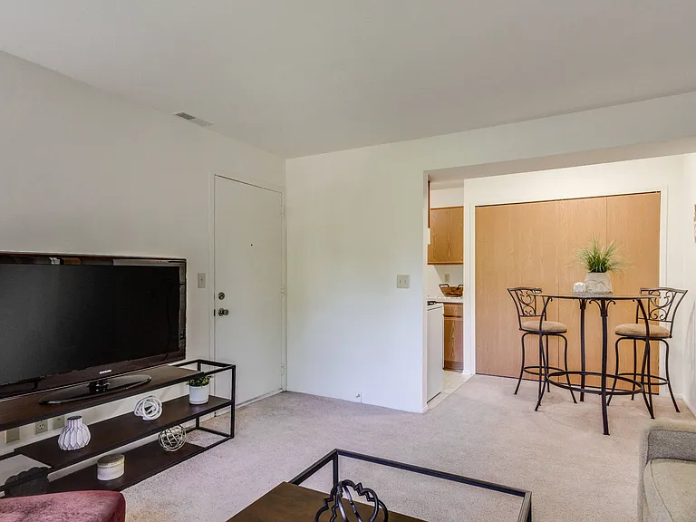 Rivers Edge Apartments — Photo 28