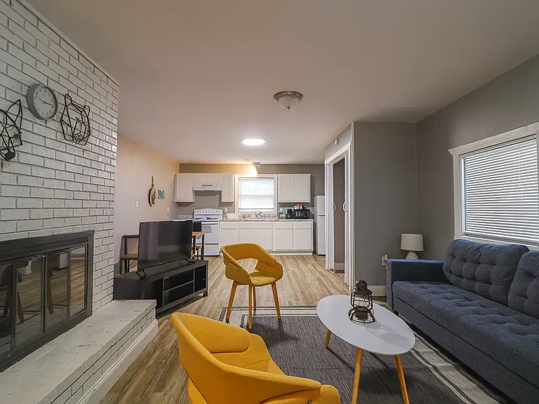 205 W Nettleton Ave #C — Photo 1