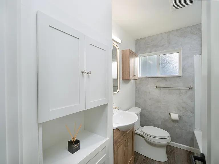 966 E Barrett Ave — Photo 8