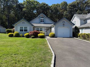 25 Huntingdale Way, Middle Island, NY 11953