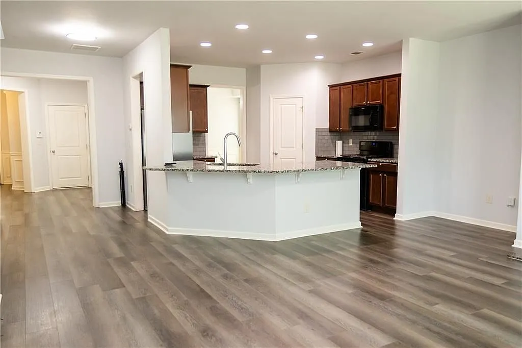 4 bed, 3.0 bath, 2377 sqft, $2,900 — Photo 3